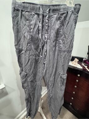 Relaxed Gray Cargo Pants with Elastic Waist and Drawstring